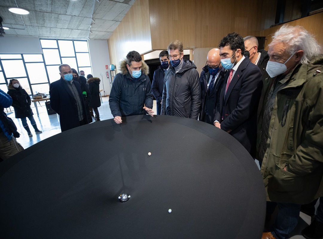 Óscar Blanco, director do Centro Astronómico, amosa as instalacións a Feijóo