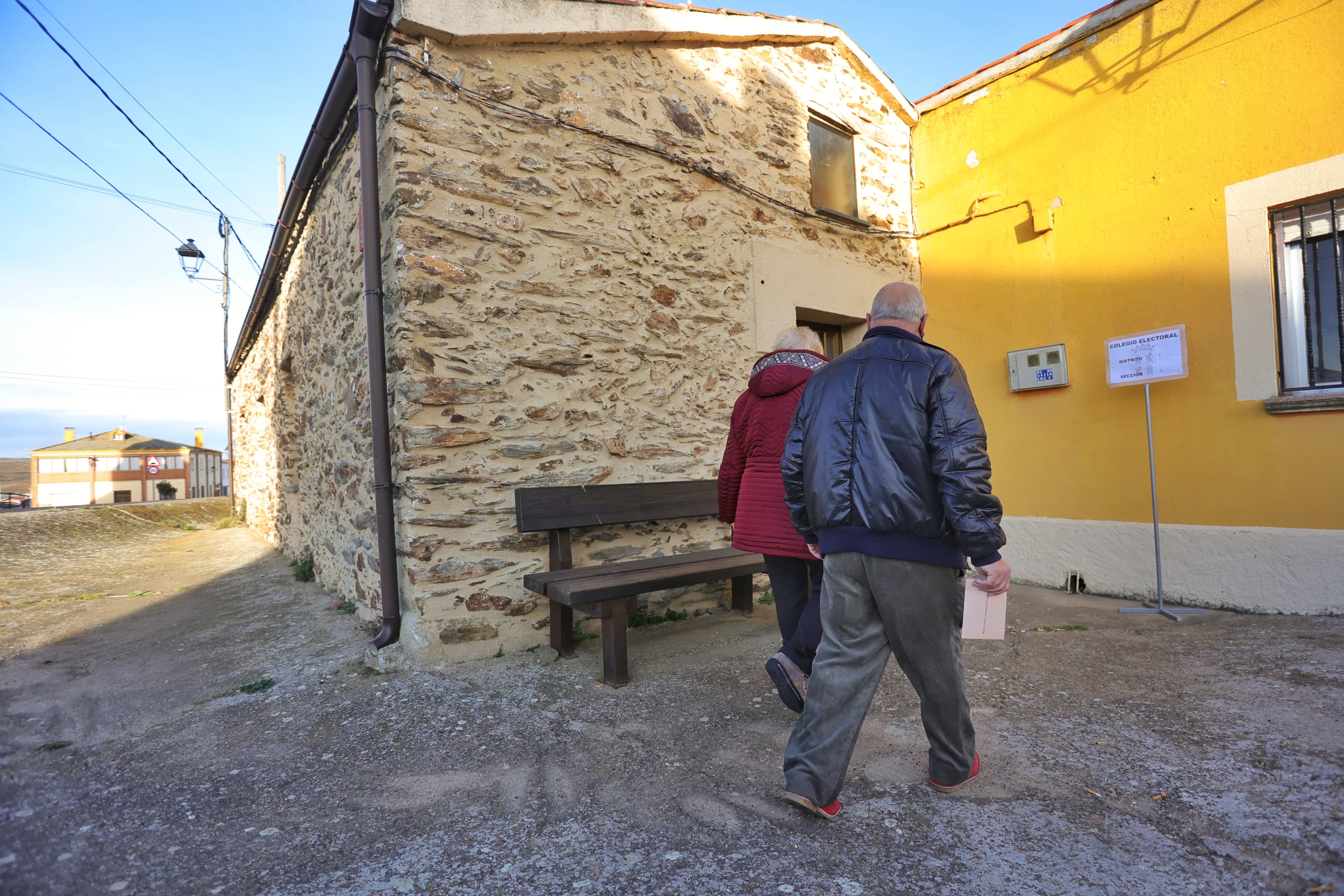 Imagen de archivo. Dos personas acuden a votar en Pastores, Salamanca, en las elecciones a las Cortes de Castilla y León de 2022