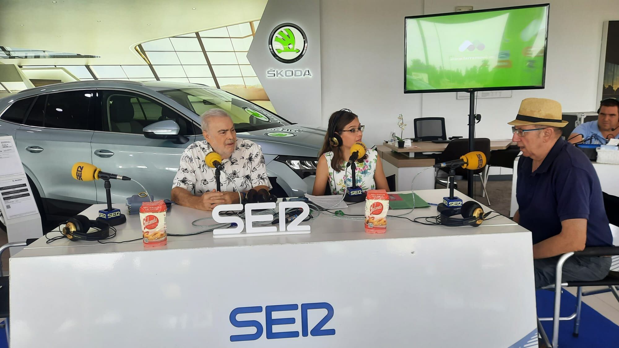 De izquierda a derecha: José María Gómez, P. Pérez y Juan Antonio, del Gremio regional de Artesanías Varias