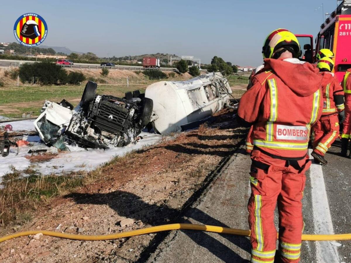 Un camión vuelca en la A-7 en Museros y produce una fuga de gasoil