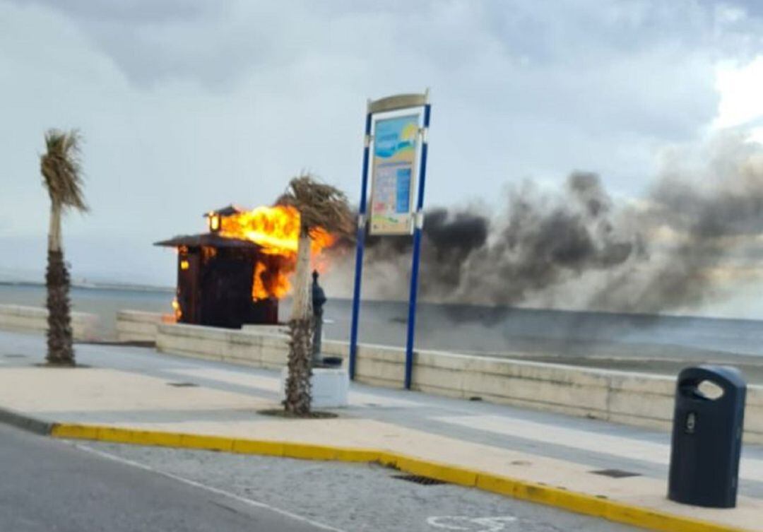 Quema de mobiliario el pasado lunes.