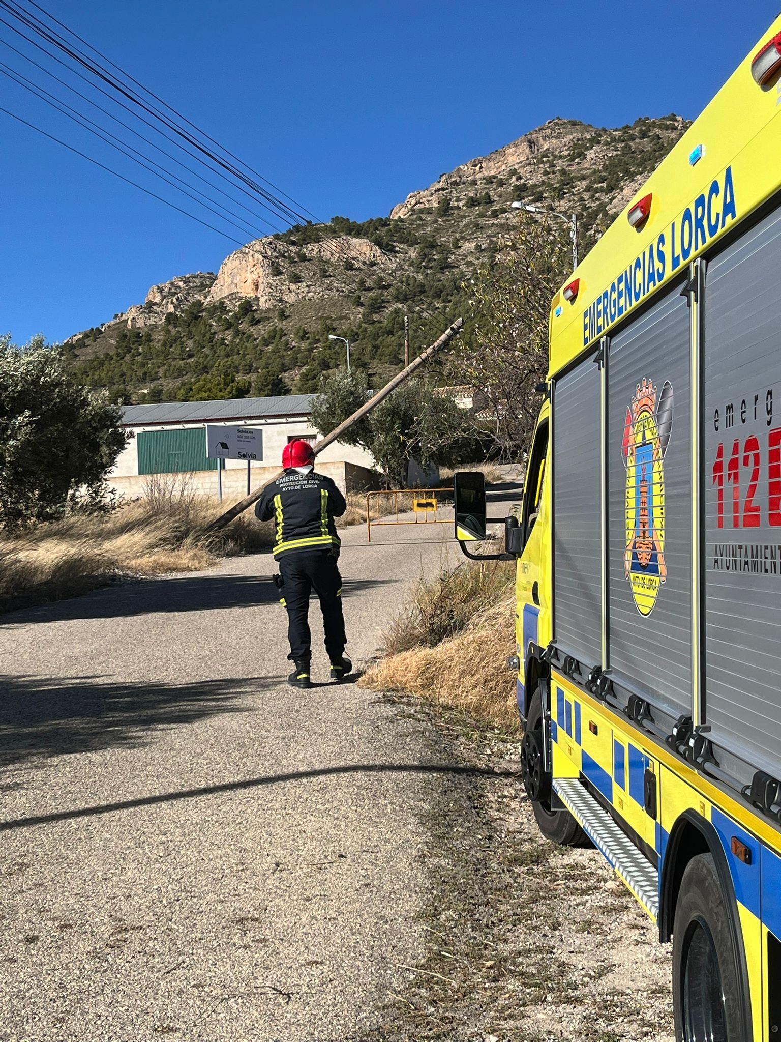 Derrumbe de un poste telefónico en Zarzadilla de Totana