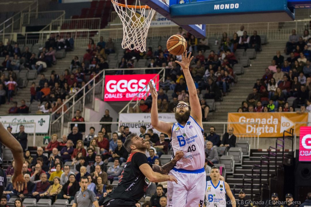 Matt Stainbrook en una acción frente al Covirán Granada