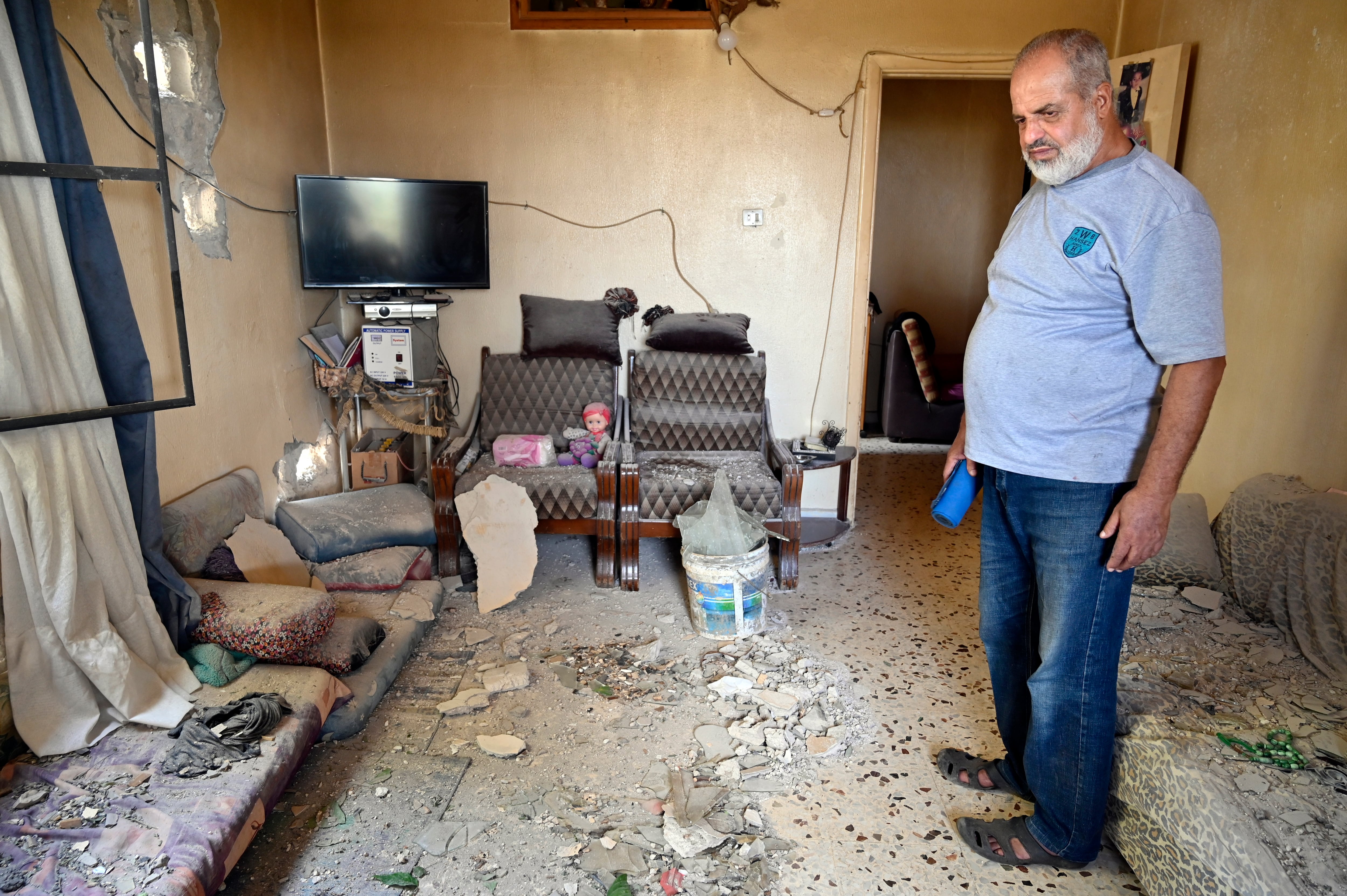 Un hombre inspecciona una habitación dañada en una casa que fue alcanzada por los bombardeos israelíes, en la aldea fronteriza de Dahaira con Israel, en el sur del Líbano. EFE/EPA/WAEL HAMZEH