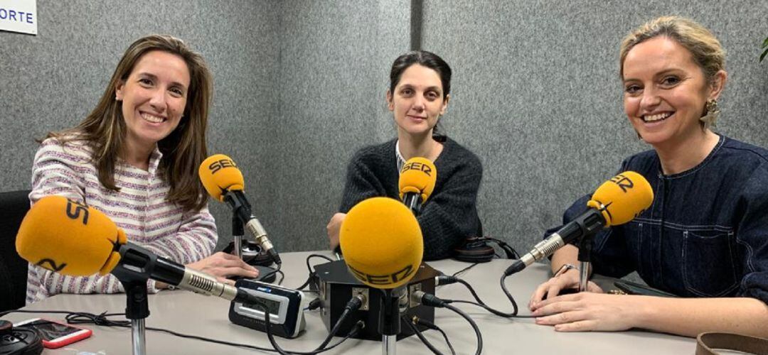 Las diputadas autonómicas Lorena Heras (PP), Pilar Sánchez Acera (PSOE) y Araceli Gómez (Cs)