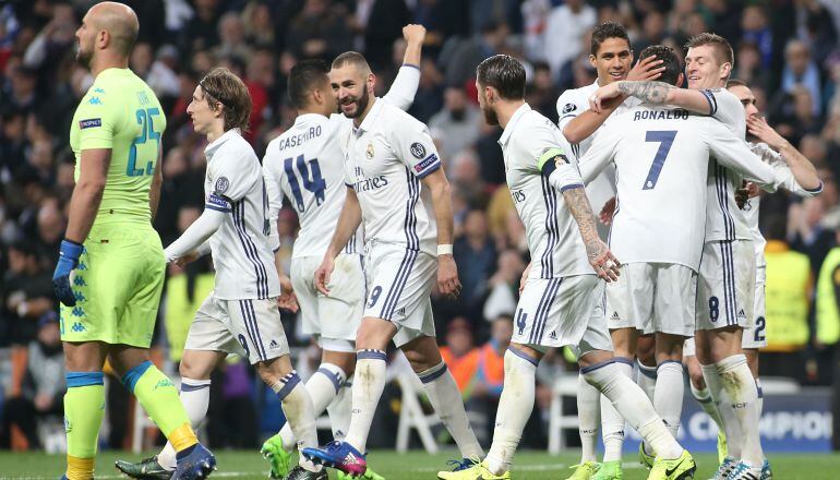 Los jugadores del Real Madrid celebran el gol de Kroos en el Bernabéu