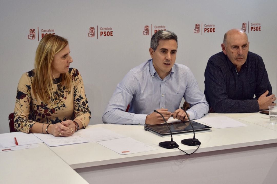 Noelia Cobo, junto a Pablo Zuloaga y al presidente del PSC-PSOE, Eduardo Echevarría.