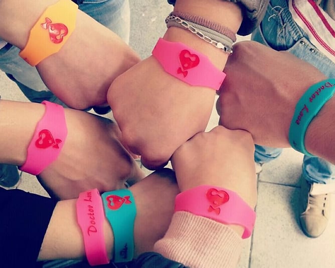 Muchos chicos y chicas muestran sus pulseras en la redes sociales