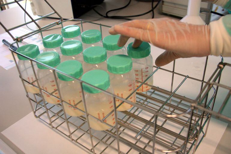 La llet donada per les mares s&#039;emmagatzema en pots i es pasteuritza i congela abans de subministrar-la als hospitals.