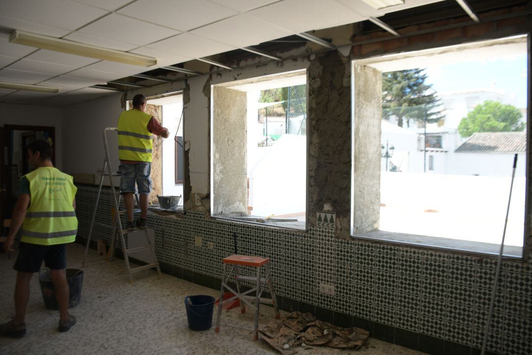 Obreros trabajando en el interior del centro escolar