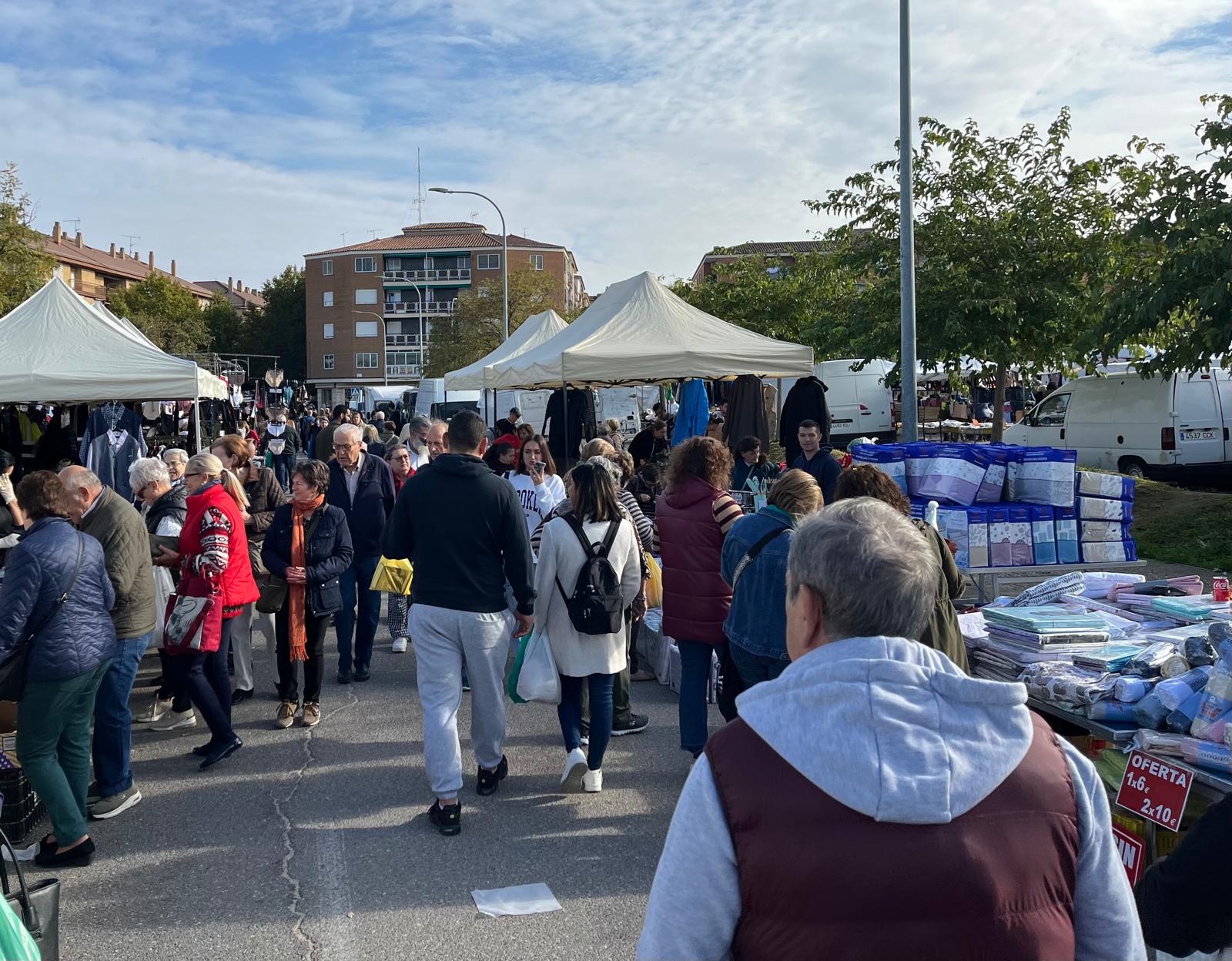 Imagen de archivo del mercadillo del Martes, en la explanada de Santa Teresa de Toledo