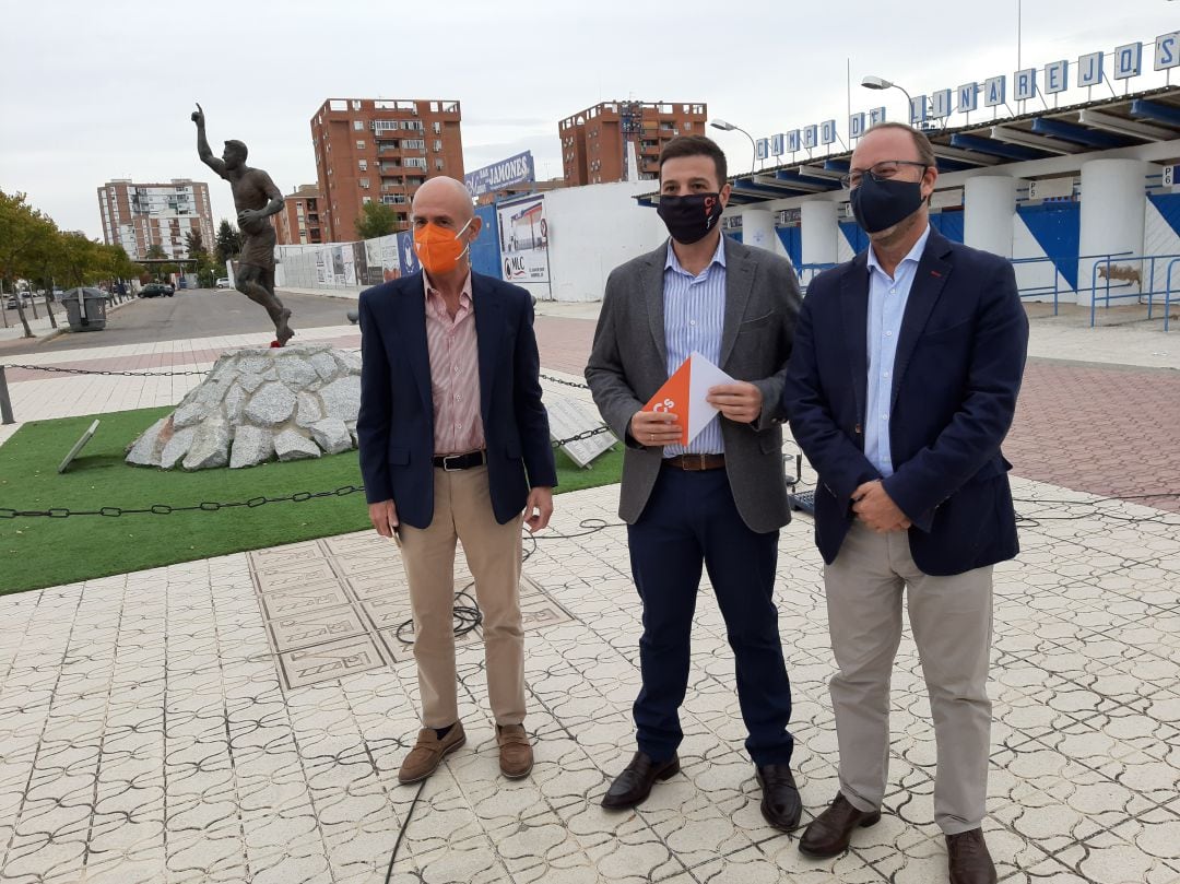 Pedro Cintero, Ildefonso Ruiz y José Alberto Utrera en las puertas de Linarejos