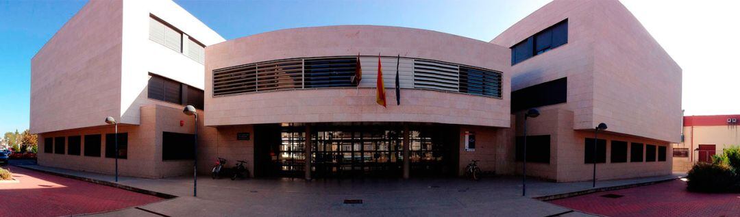 Fachada del ies histórico &quot;Maestro Juan de Avila&quot; de la capital