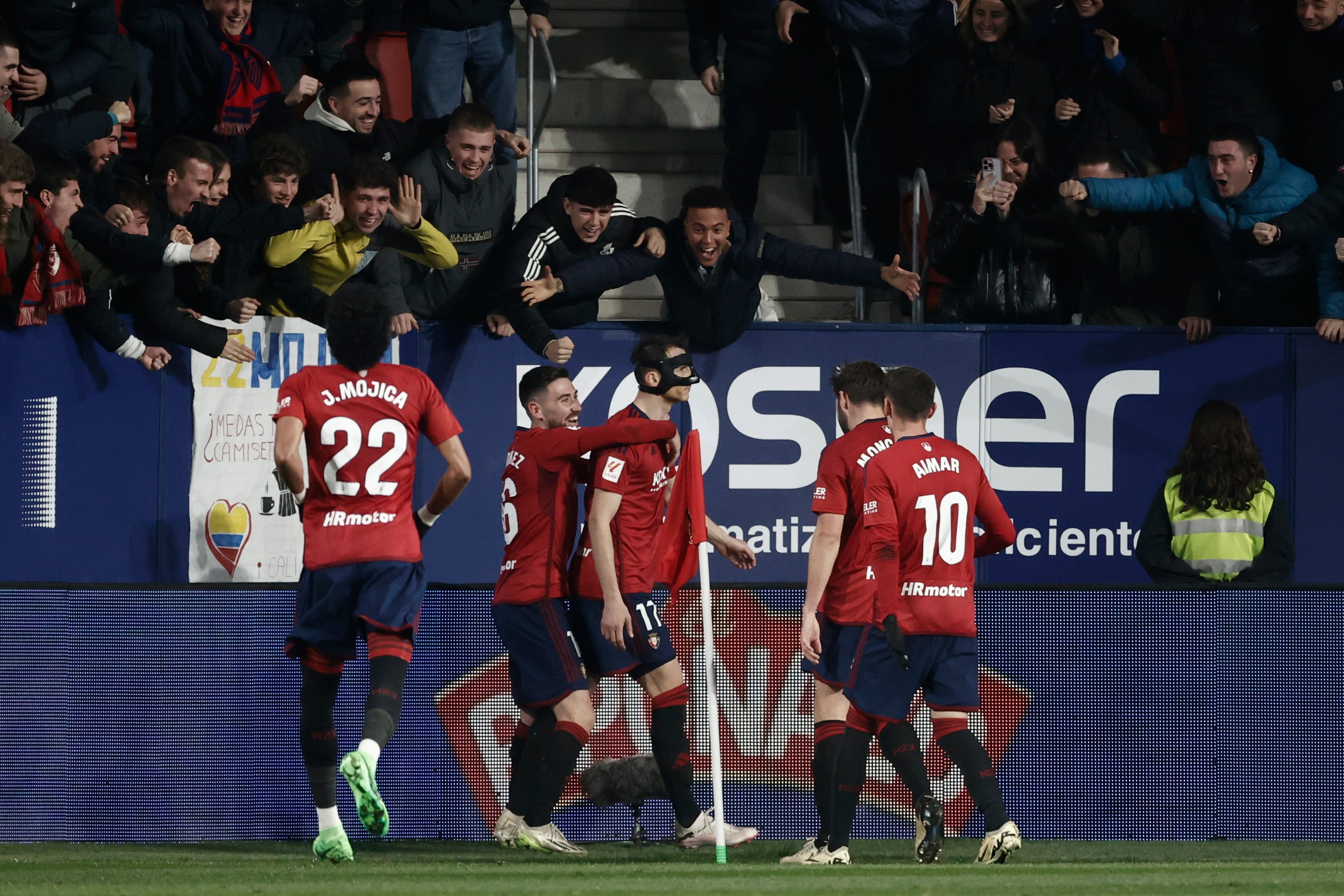 Los jugadores de Osasuna celebran el primer gol del equipo navarro durante el partido de la jornada 27 de LaLiga de fútbol que CA Osasuna y Deportivo Alavés disputan este lunes en el estadio de El Sadar, en Pamplona.