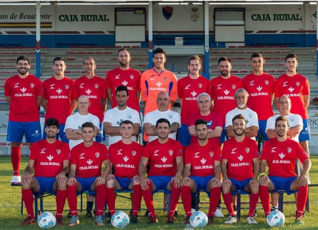 Santiago Redondo (de blanco, en el centro) en la presentación de la plantilla 2019-20