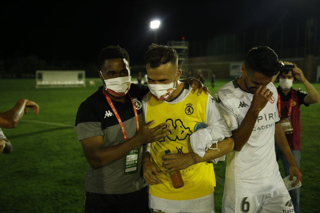 Dioni fue felicitado por sus compañeros tras su actuación contra el Yeclano