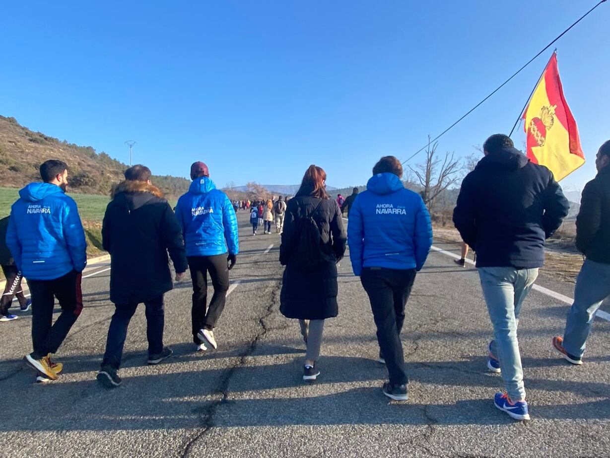 Grupo del PPN camino de Javier con una bandera del Requeté publicada en la cuenta oficial del partido