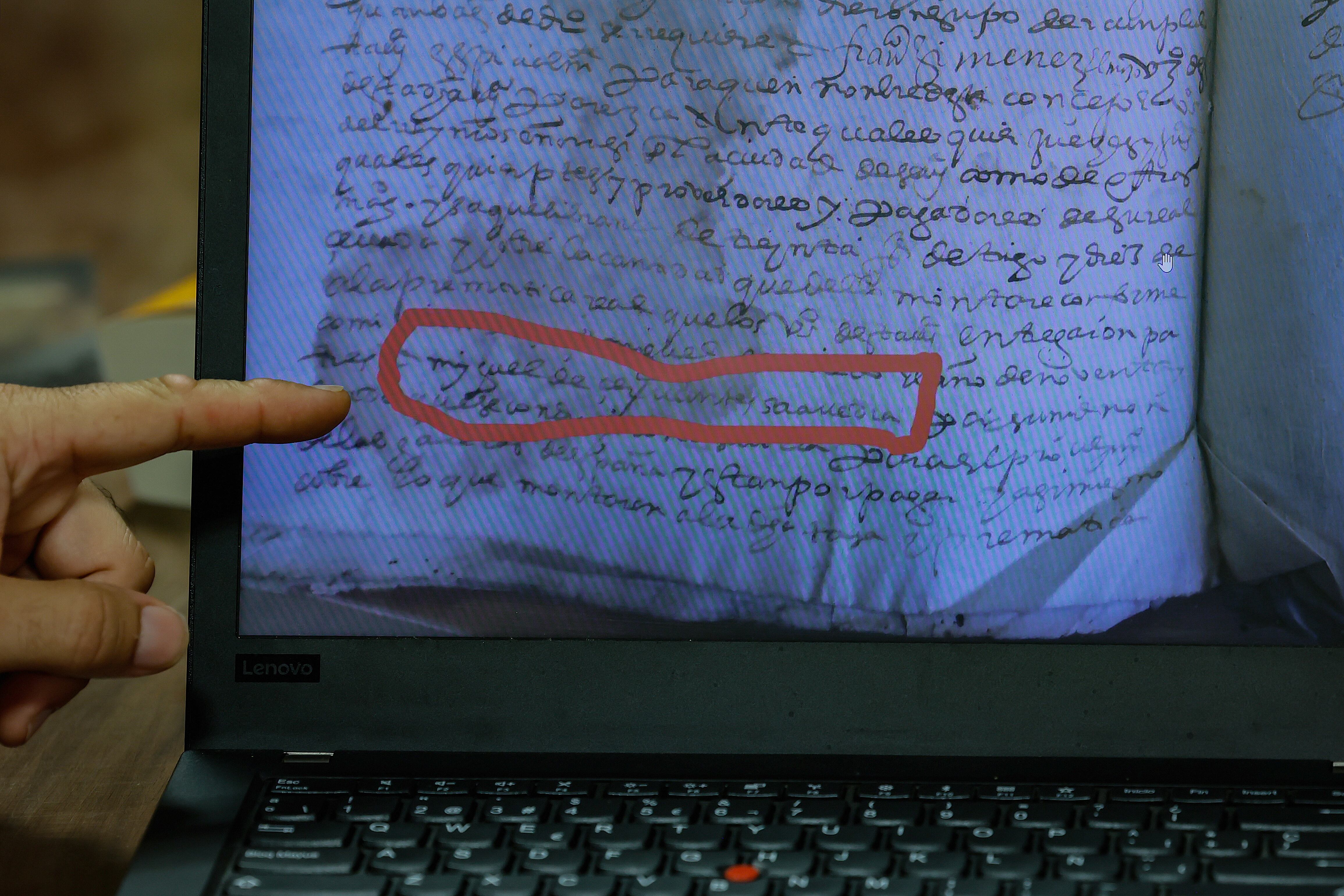 SEVILLA, 20/08/2025.- Uno de los dos documentos de 1593 y 1594 que ubican con precisión a Miguel de Cervantes en las localidades onubenses de Paterna del Campo y Bollullos Par del Condado como recaudador de impuestos, que han sido localizados por el investigador Bartolomé Miranda Díaz en el archivo histórico de La Palma del Condado (Huelva). EFE/José Manuel Vidal
