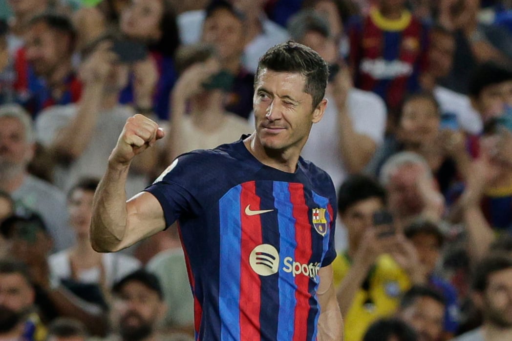 El delantero polaco del FC Barcelona Robert Lewandowski celebra un gol.