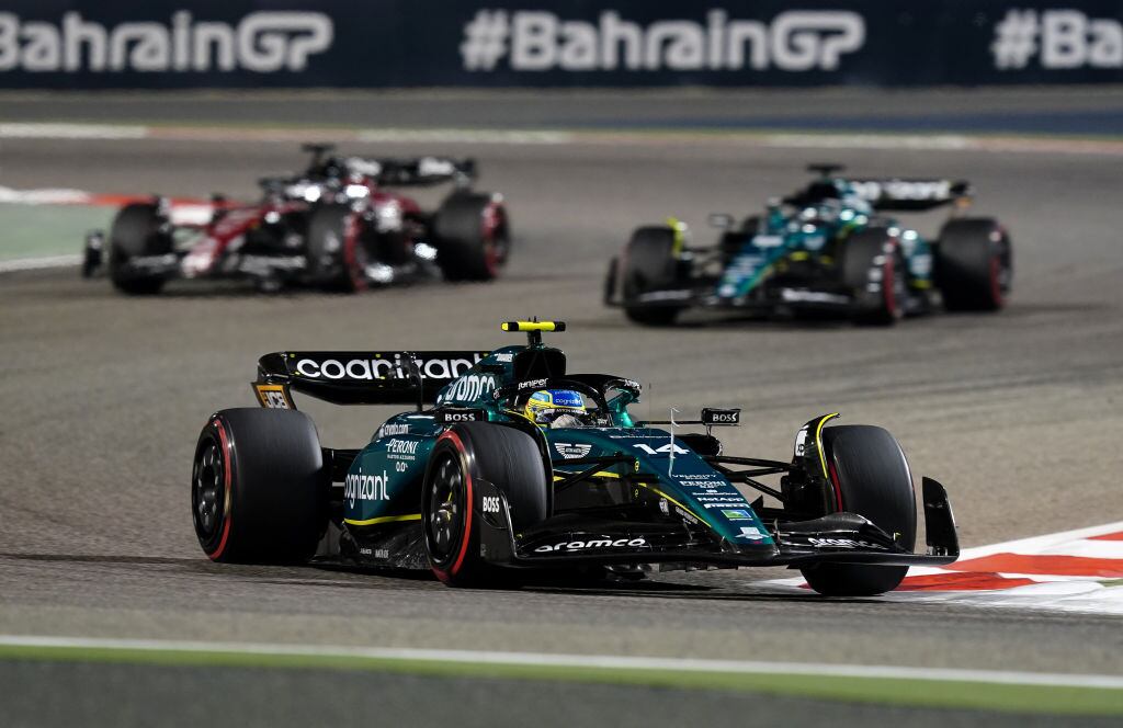 Fernando Alonso y Lance Stroll durante el GP de Bahrein