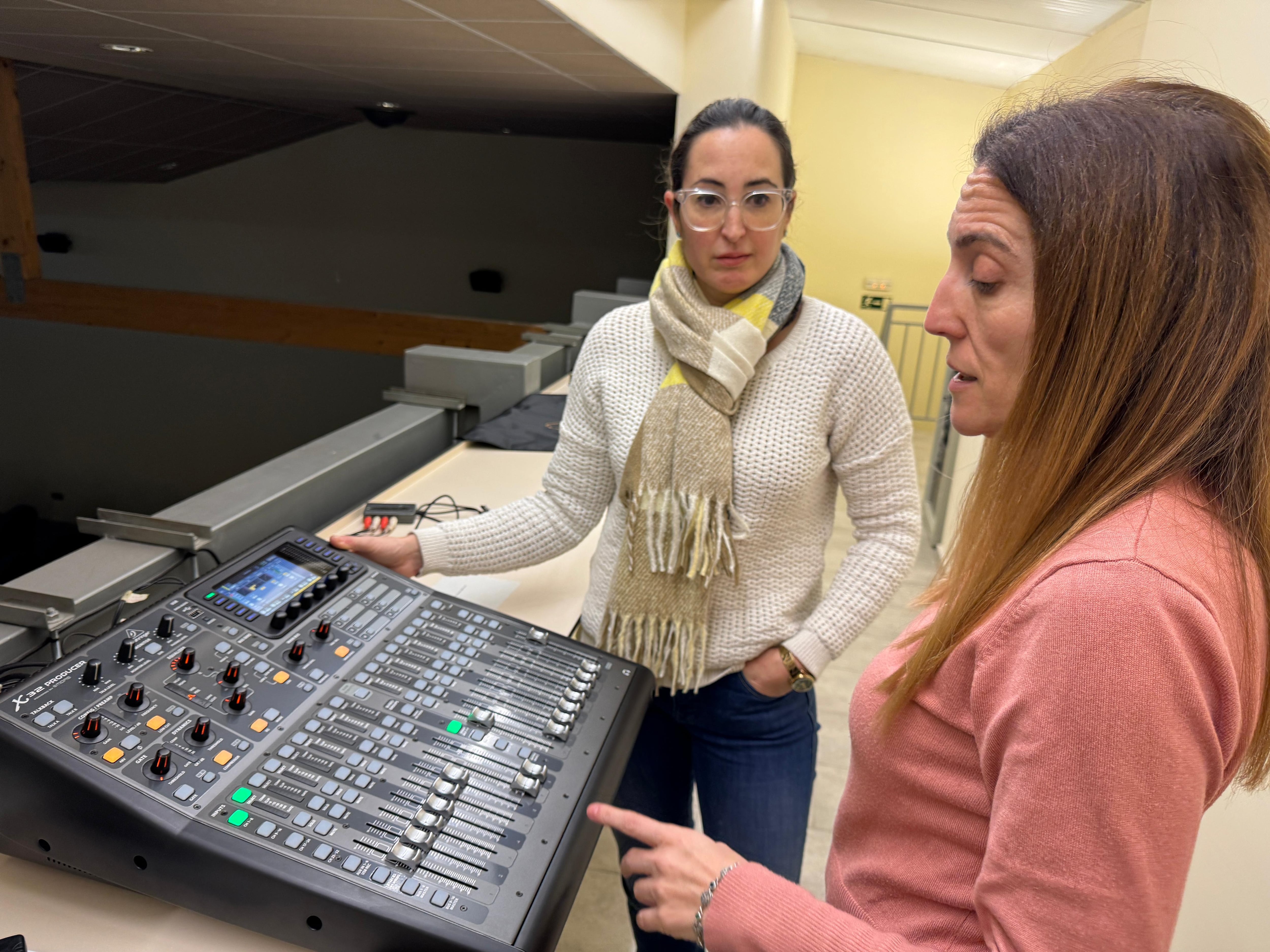 Beatriz Oliván y Laura con la Mesa de Sonido.