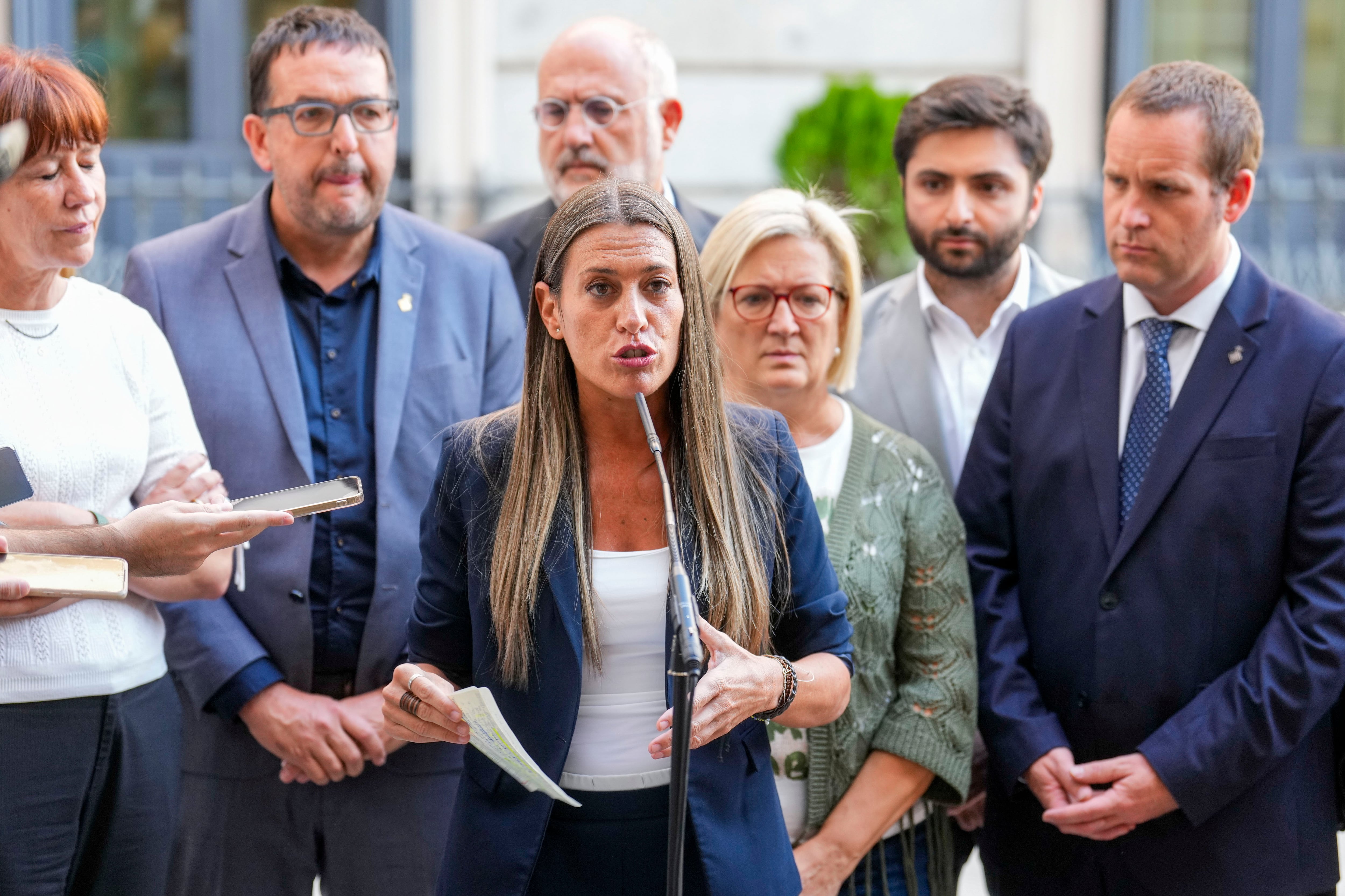 La diputada de Junts per Catalunya Míriam Nogueras i Camero ofrece una rueda de prensa junto a sus compañeros en la entrada del Congreso de los Diputados tras el pleno celebrado este martes en Madrid