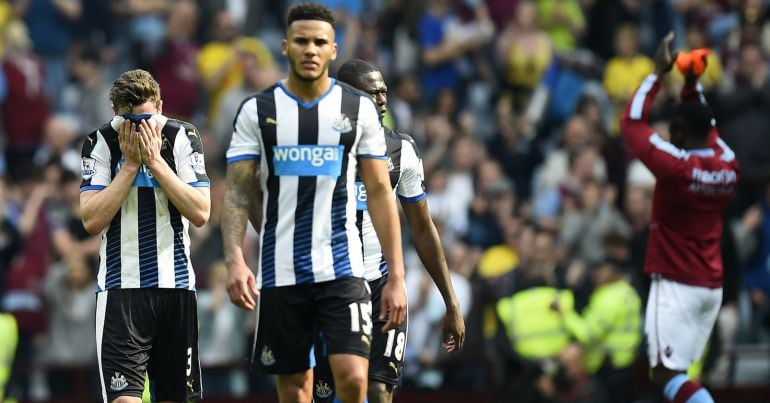 Los jugadores del Newcastle se retiran del campo tras consumarse su descenso después del encuentro ante el Aston Vila.