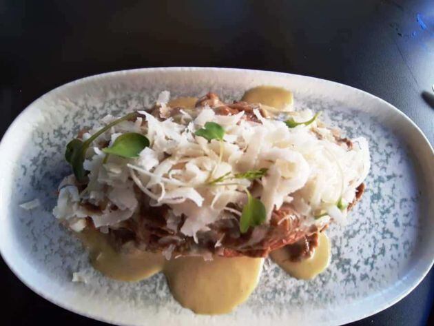 Pan suizo de secreto ibérico, mayonesa de curry y cítrico