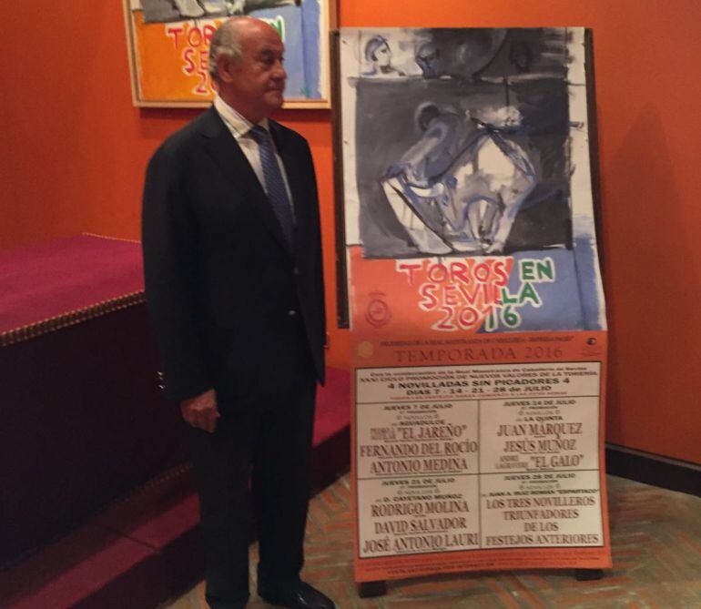 Ramón Valencia, gerente de la Empresa Pagés, ante los carteles del ciclo de promoción 2016