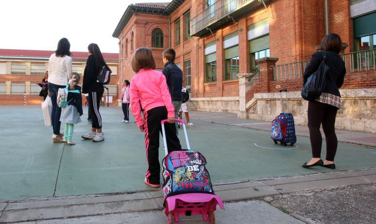 Un escolar entra en un colegio de Valladolid