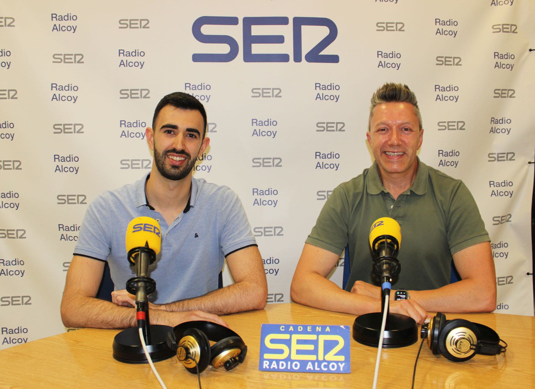 Vicente Platón y Raúl Valls, en el estudio central de Radio Alcoy