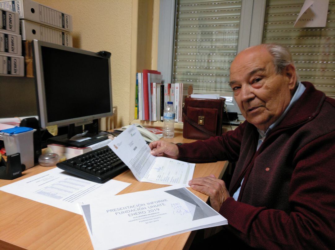 Pablo Zalama atiende a la SER en la sede de UGT mientras muestra la carta del Ministerio con la primera pensión de 2019