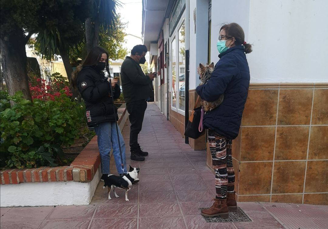 Ciudadanos guardando cola en un establecimiento de la ciudad