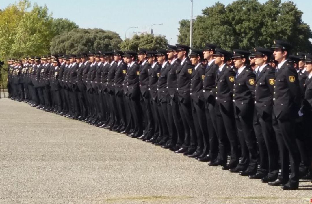 Policías formando en la Escuela Nacional de Policía en 2016