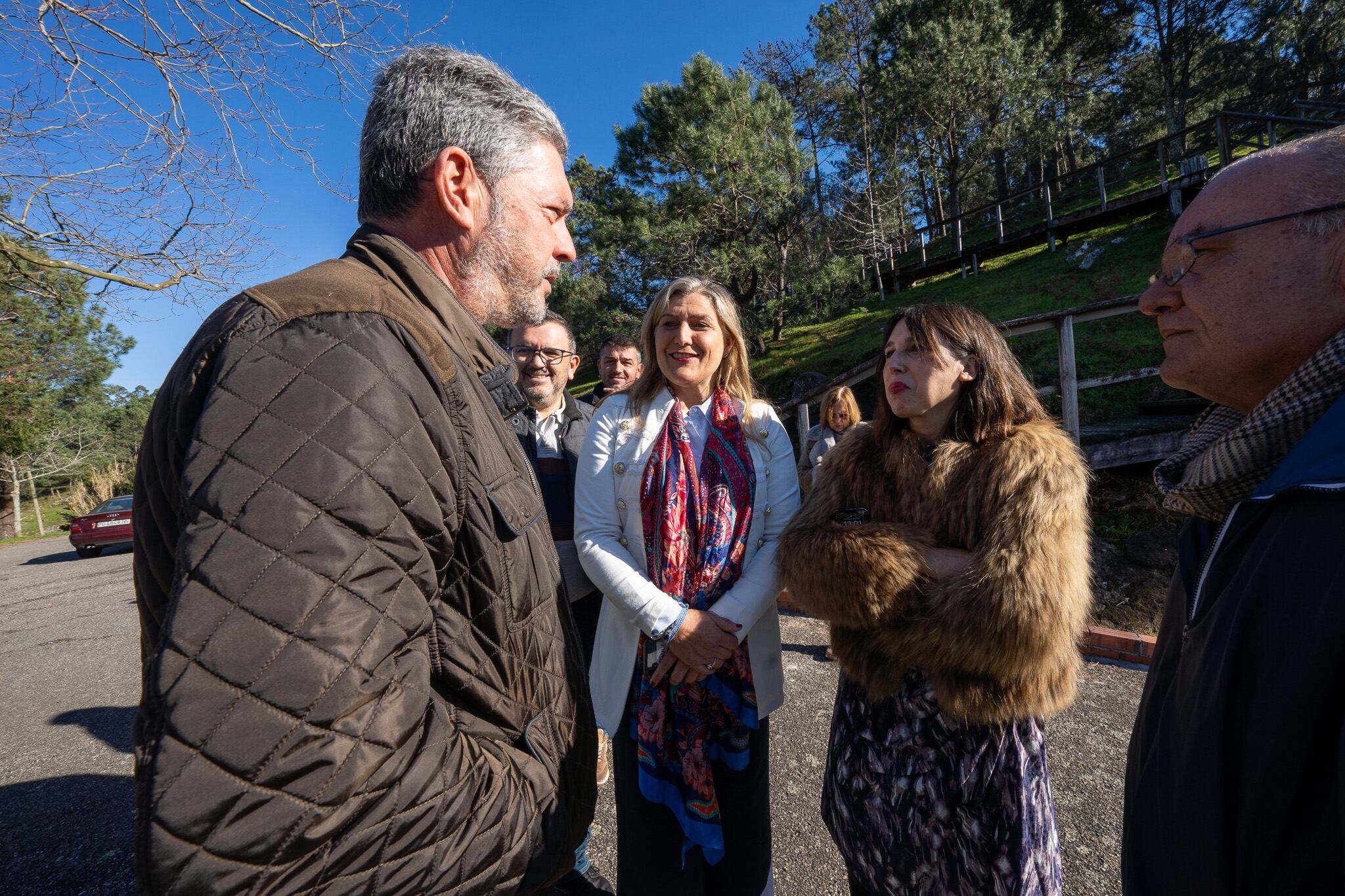 La conselleira de Economía e Industria, María Jesús Lorenzana (derecha), hablando con comuneros de Vincios y empresarios de A Pasaxe en Gondomar