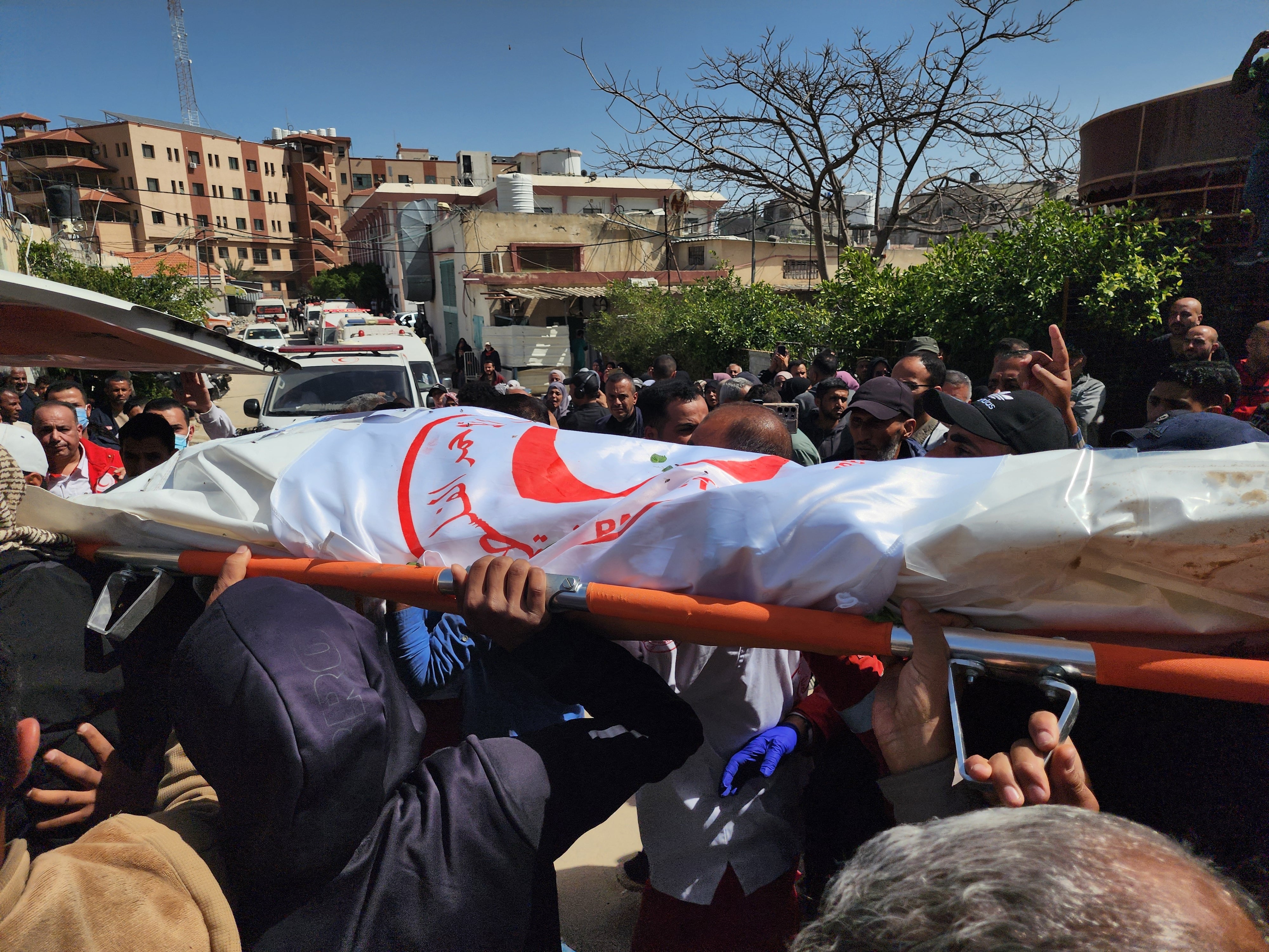 Funeral de los palestinos muertos en Rafah (Photo by Hani Alshaer/Anadolu via Getty Images)