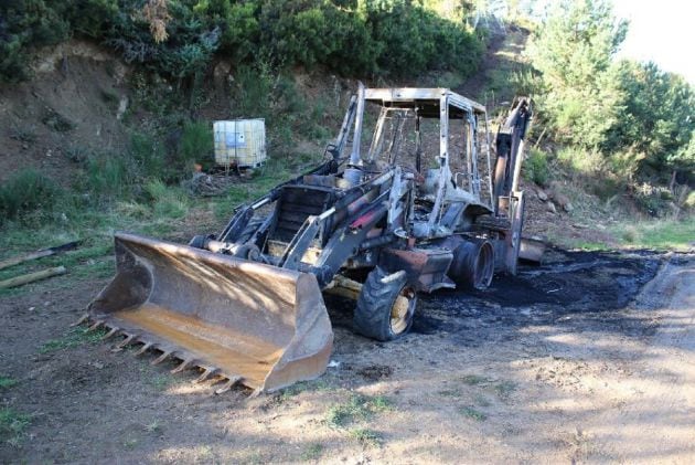 Excavadora calcinada en La Pinilla