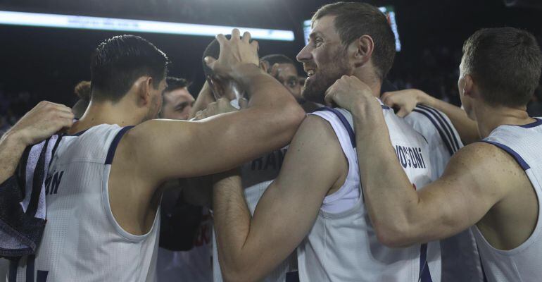 Los jugadores del Real Madrid celebran el pase e la final Four