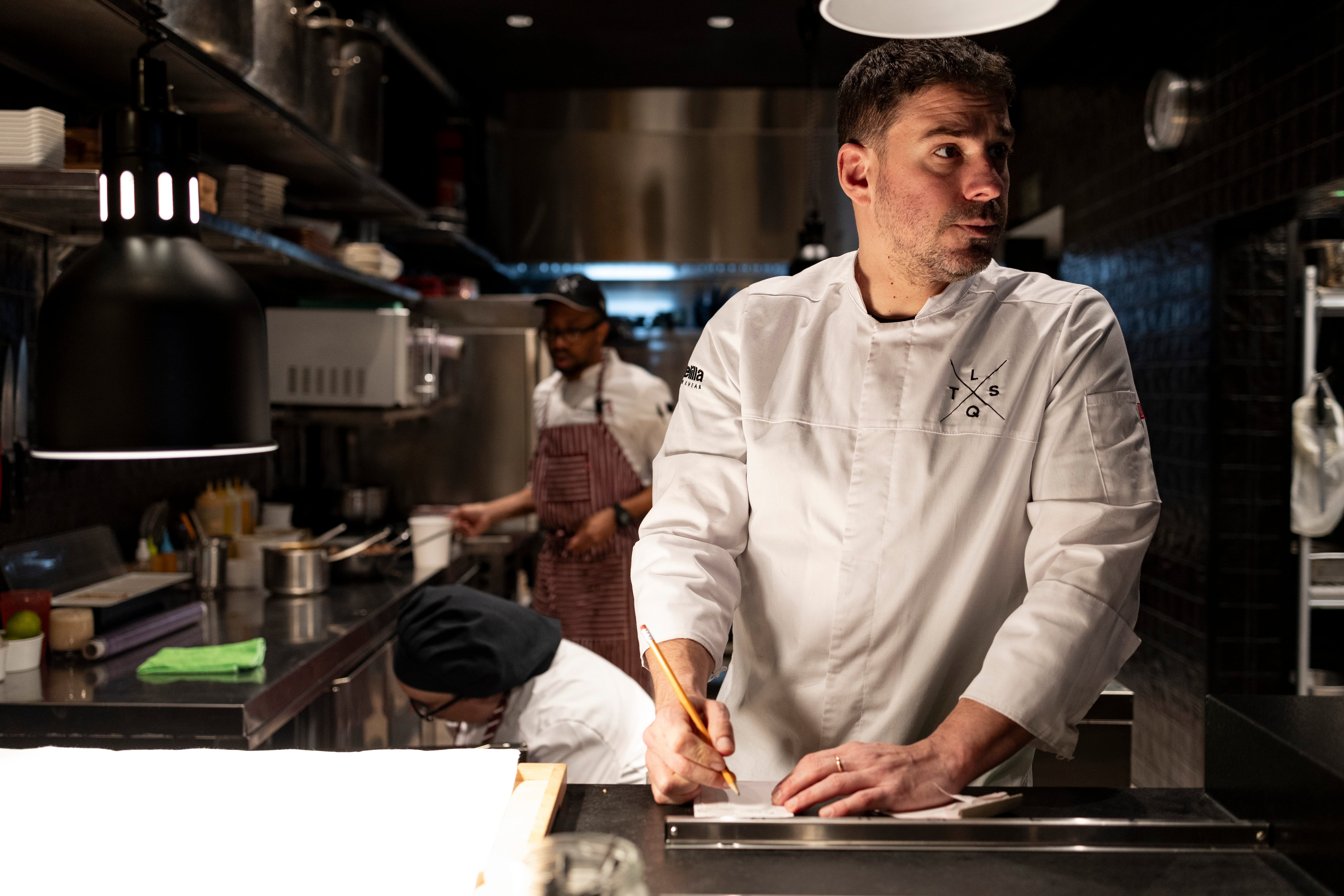 Javi Estévez, en la cocina de La Tasquería.