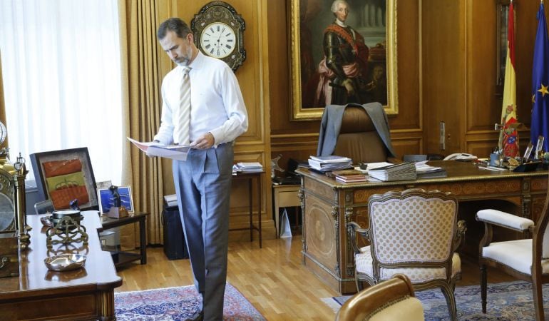 Fotografía facilitada por la Casa de S.M. el Rey que muestra al rey Felipe VI trabajando en su despacho.