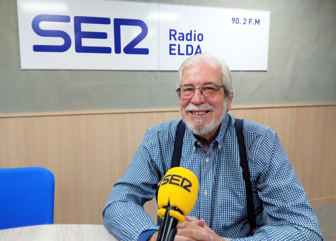 Miguel Barcala en el estudio de Radio Elda
