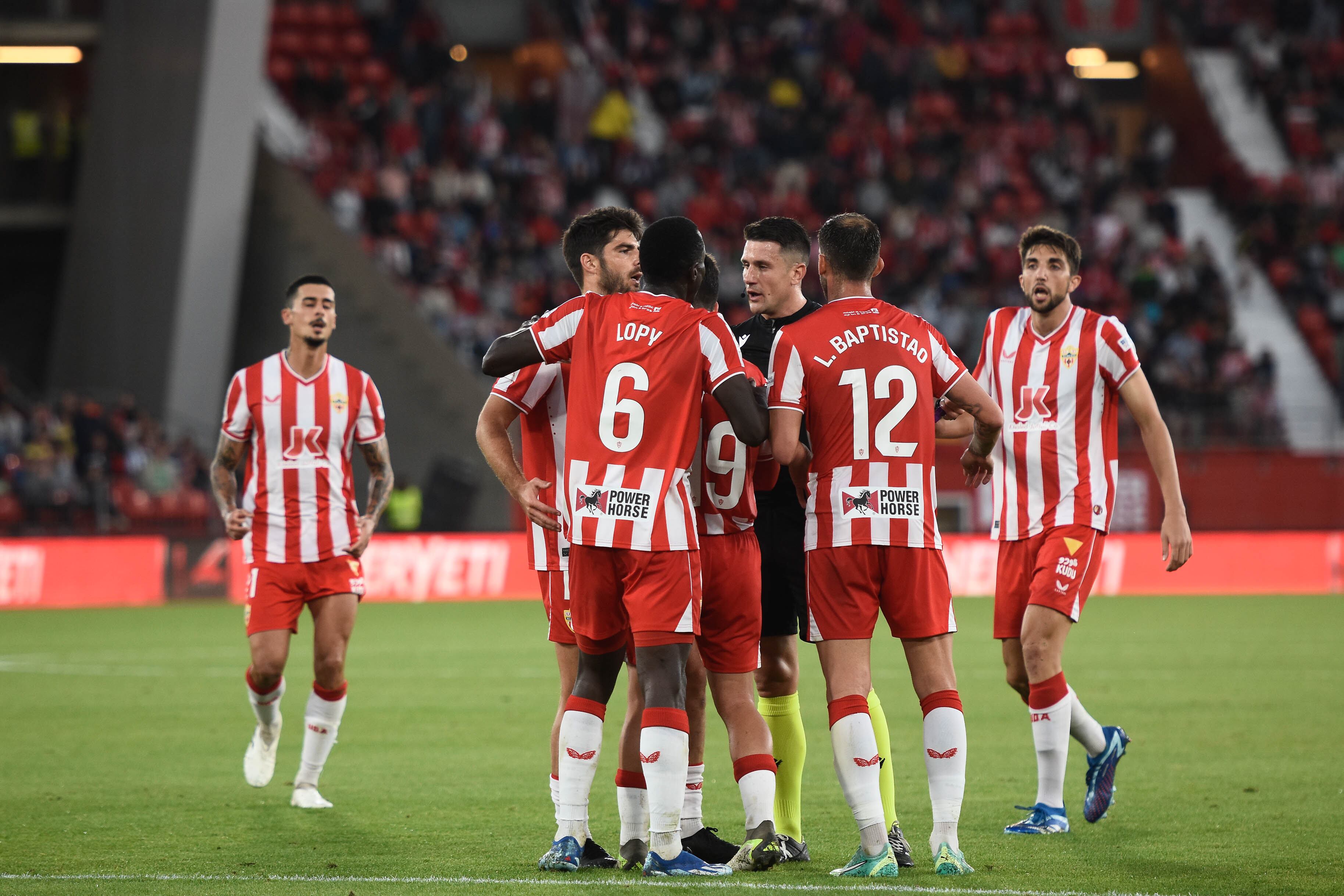 Los jugadores protestando a Díaz de Mera por no señalar penalti de Le Normand a Ramazani.