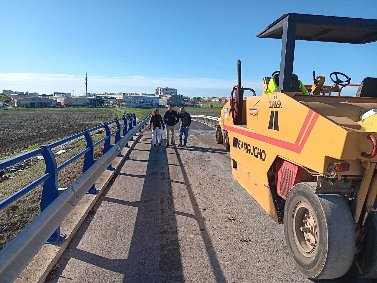 El Ayuntamiento repara el puente de acceso a Mesas de Santa Rosa