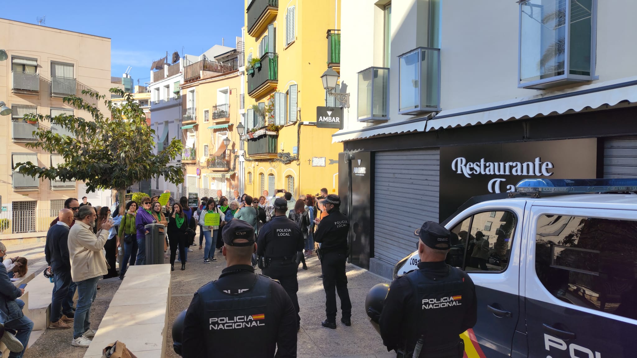 Protestas contra la oficina de atención a la maternidad el día de su inauguración