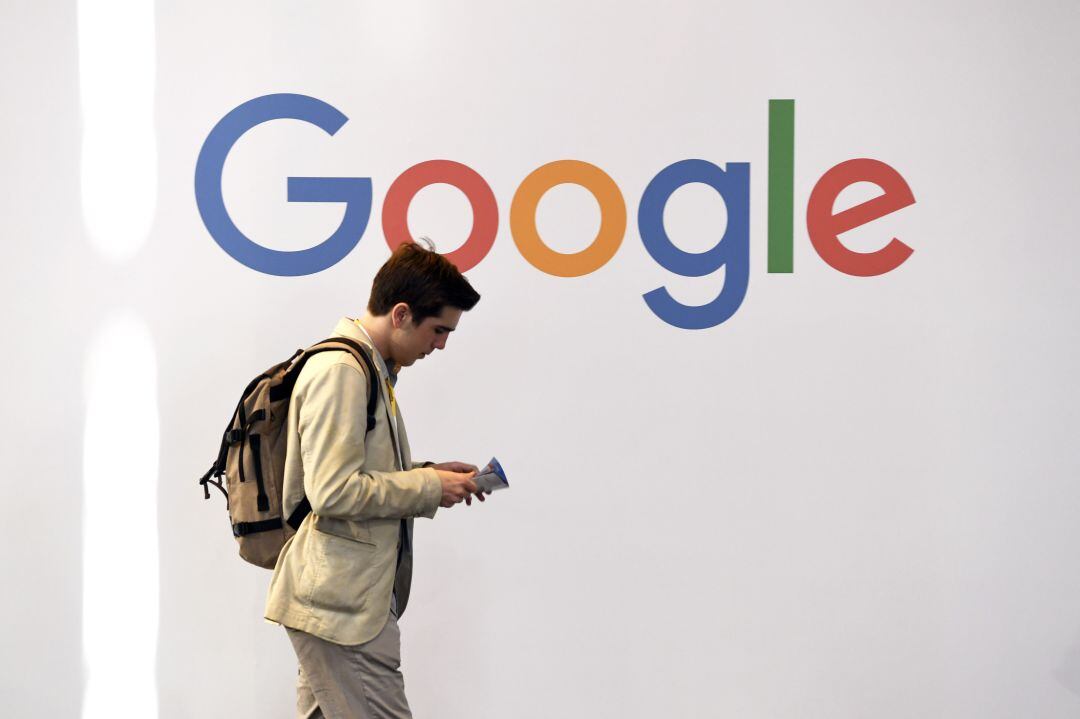 Un hombre pasa junto al logo de Google durante la feria comercial VivaTech (Viva Technology) de 2018 en París