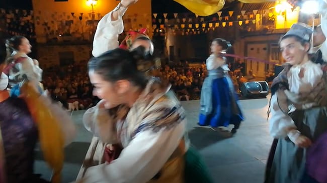 Imagen de archivo de una actuación del grupo El Torrejón en la localidad extremeña de Ahigal en 2018