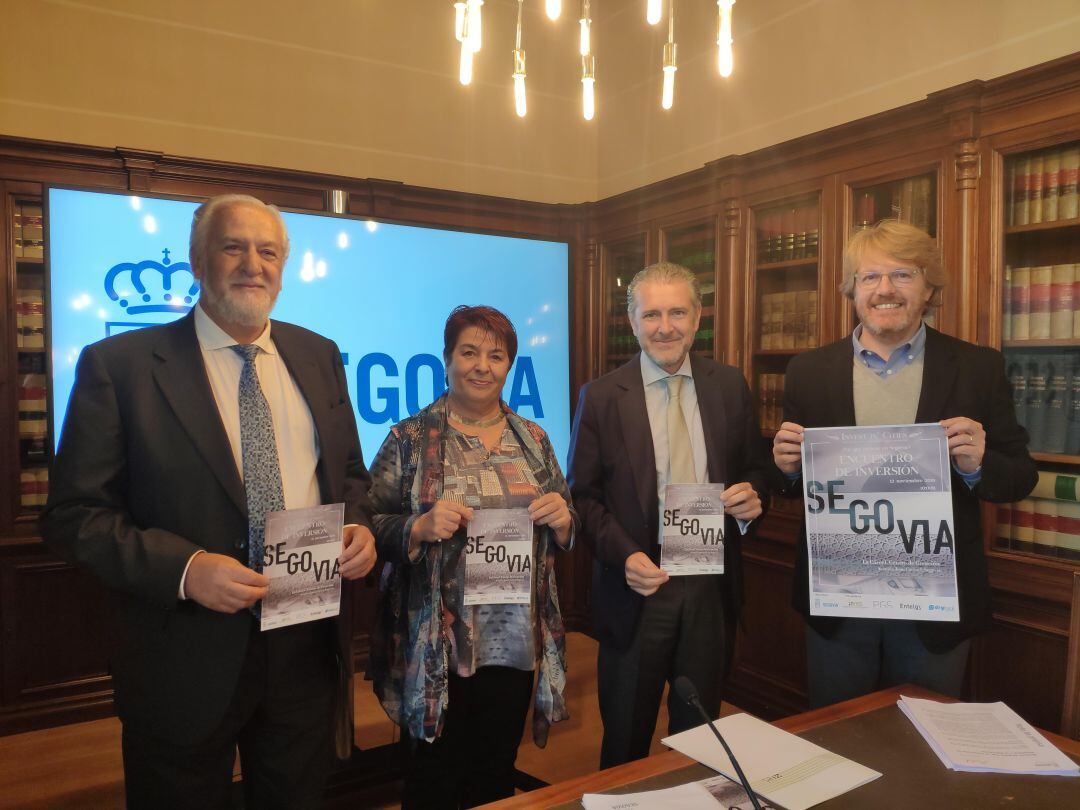 La alcaldesa, Clara Luquero, junto al presidente de la FES, Andrés Ortega, en la presentación del Foro "Invest in the cities"