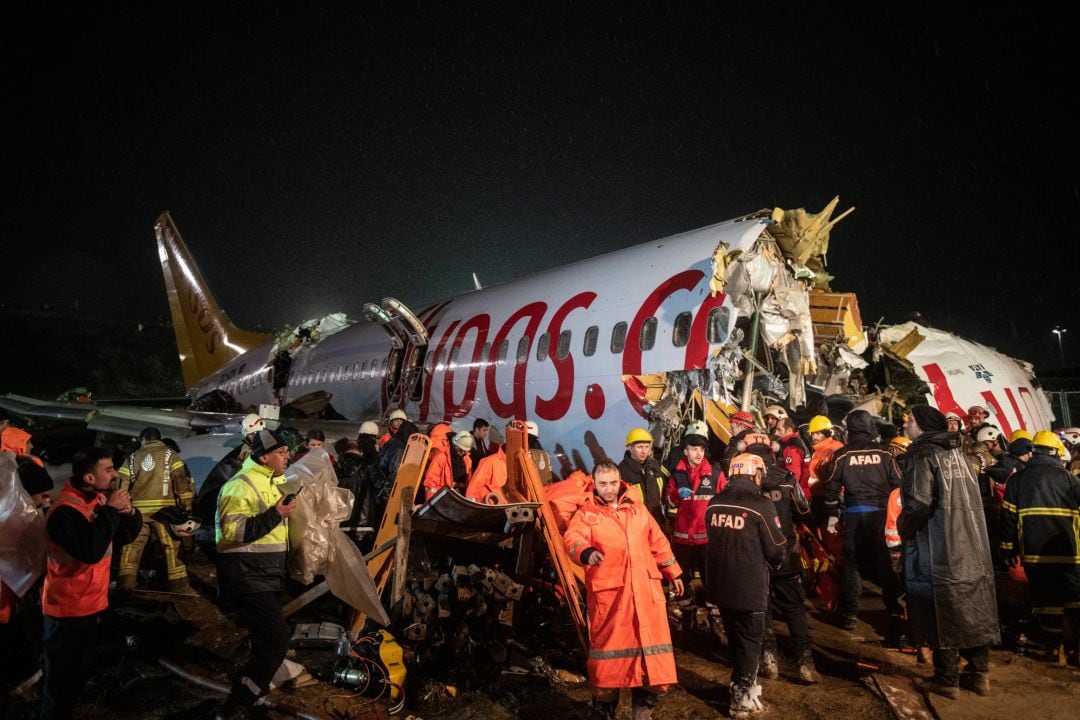 Servicios de rescate y bomberos salvan a los heridos del accidente en Estambul