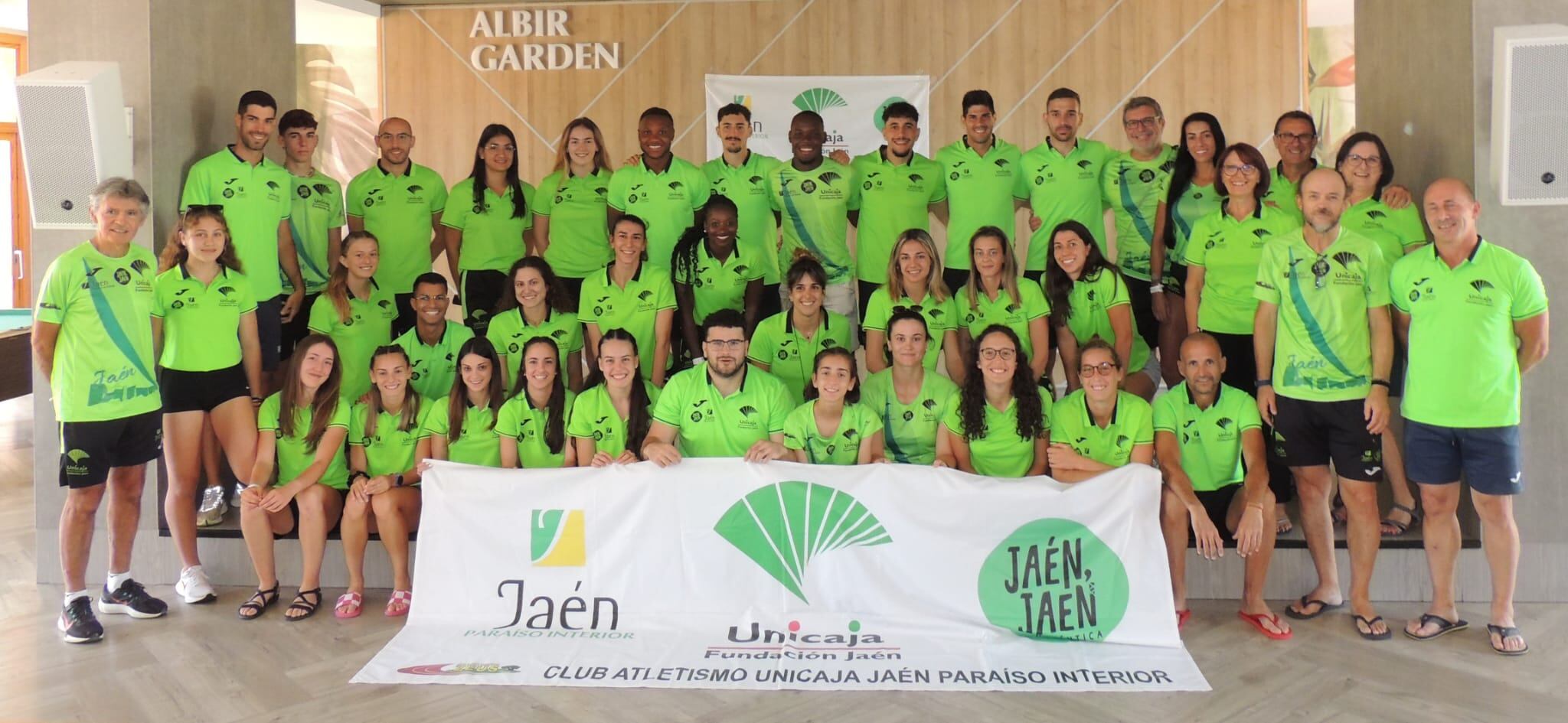 El equipo del Unicaja Jaén Paraíso interior de atletismo al completo en la primera jornada en división de honor  que se celebrara en Nerja para hombres y en León para chicas