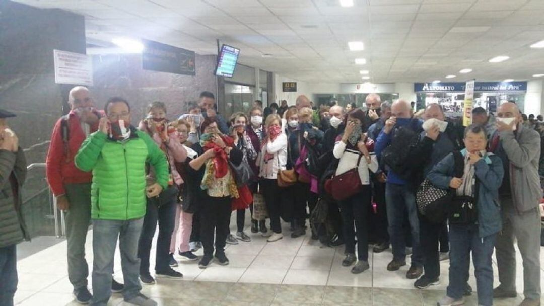 Su vuelo ha aterrizado esta mañana en el aeropuerto de Bilbao después de que iniciasen viaje ayer por la tarde desde el país andino, al que habían acudido a pasar unos días de vacaciones. 
 